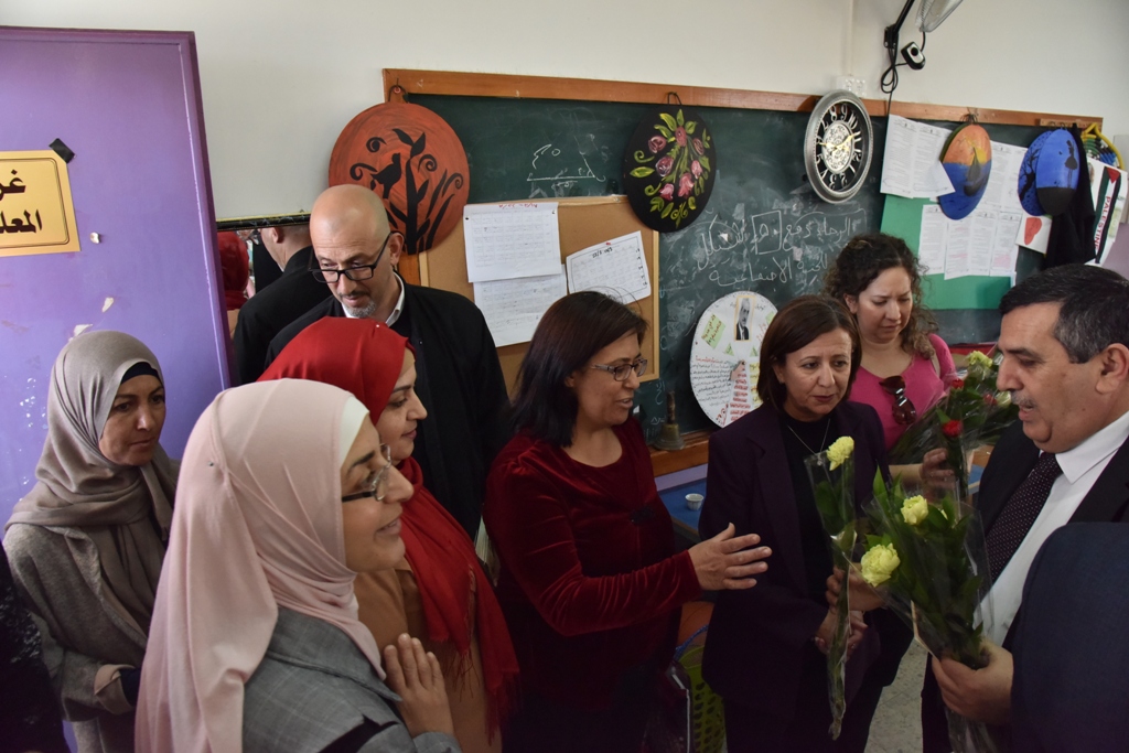بمناسبة عيد الأم بلدية بيت لحم وحركة فتح ومديرية التربية والتعليم يعايدون المعلمات في المدارس