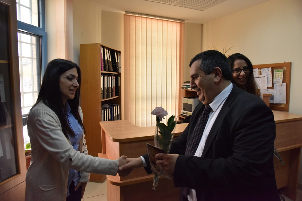 بمناسبة عيد الأم بلدية بيت لحم وحركة فتح ومديرية التربية والتعليم يعايدون المعلمات في المدارس