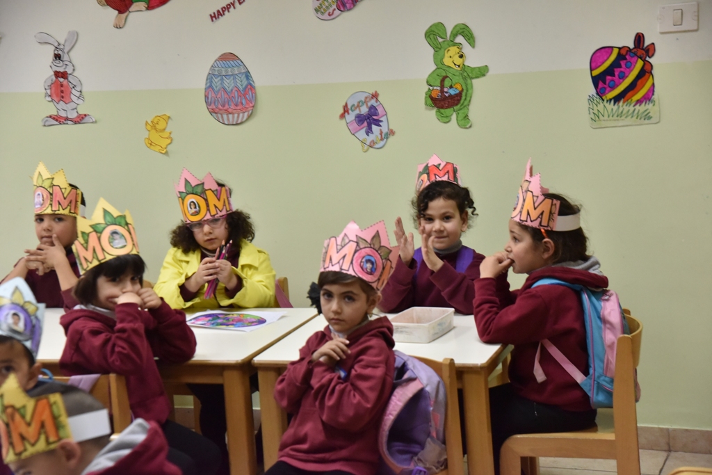 بمناسبة عيد الأم بلدية بيت لحم وحركة فتح ومديرية التربية والتعليم يعايدون المعلمات في المدارس