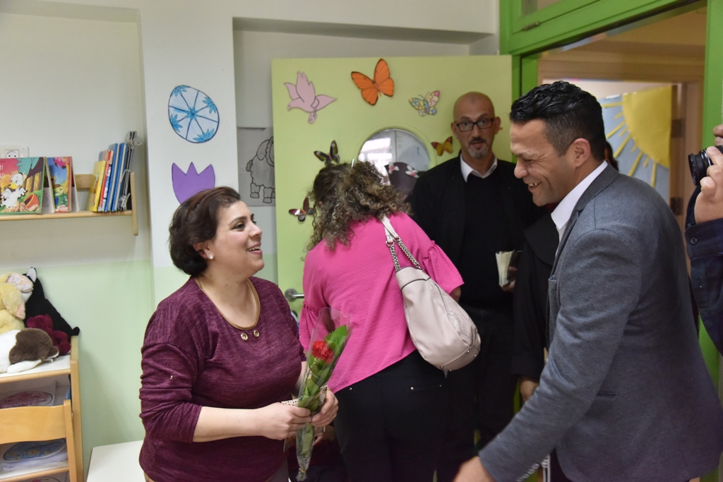 بمناسبة عيد الأم بلدية بيت لحم وحركة فتح ومديرية التربية والتعليم يعايدون المعلمات في المدارس