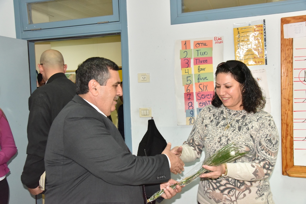 بمناسبة عيد الأم بلدية بيت لحم وحركة فتح ومديرية التربية والتعليم يعايدون المعلمات في المدارس