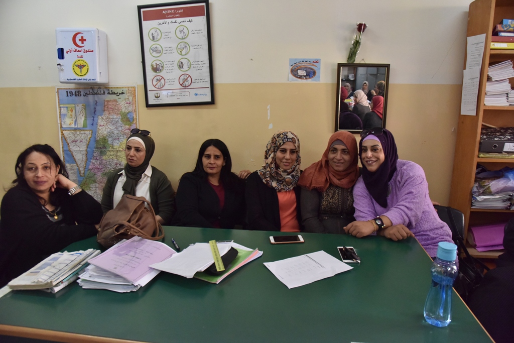 بمناسبة عيد الأم بلدية بيت لحم وحركة فتح ومديرية التربية والتعليم يعايدون المعلمات في المدارس