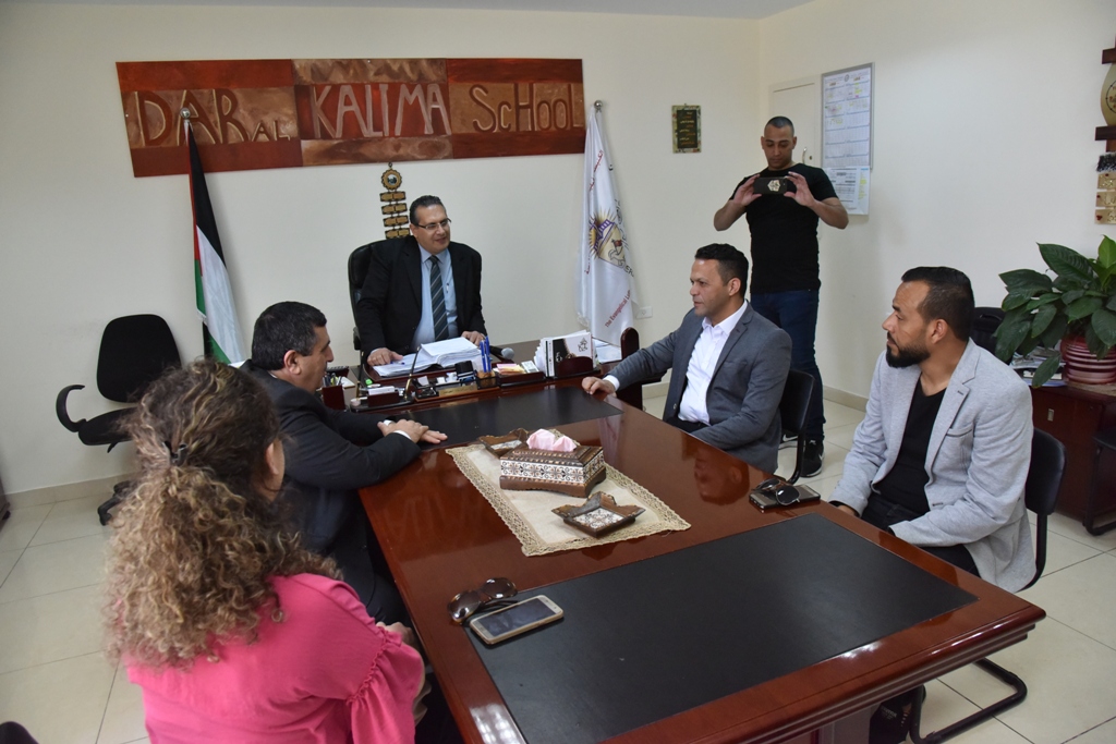 بمناسبة عيد الأم بلدية بيت لحم وحركة فتح ومديرية التربية والتعليم يعايدون المعلمات في المدارس