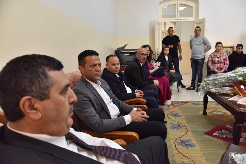 بمناسبة عيد الأم بلدية بيت لحم وحركة فتح ومديرية التربية والتعليم يعايدون المعلمات في المدارس