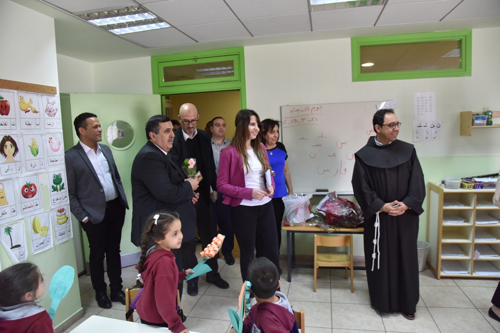 بمناسبة عيد الأم بلدية بيت لحم وحركة فتح ومديرية التربية والتعليم يعايدون المعلمات في المدارس