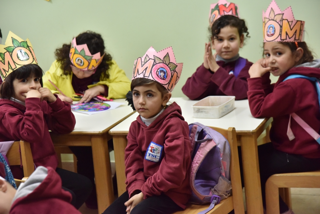 بمناسبة عيد الأم بلدية بيت لحم وحركة فتح ومديرية التربية والتعليم يعايدون المعلمات في المدارس