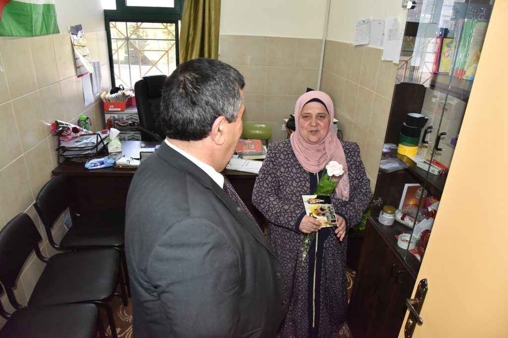 بمناسبة عيد الأم بلدية بيت لحم وحركة فتح ومديرية التربية والتعليم يعايدون المعلمات في المدارس