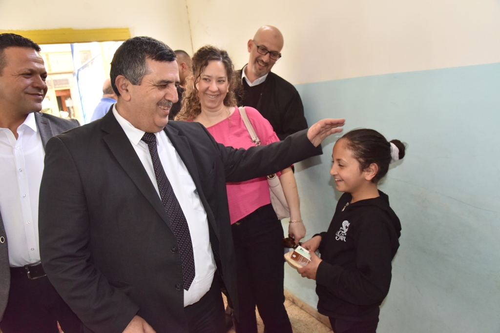 بمناسبة عيد الأم بلدية بيت لحم وحركة فتح ومديرية التربية والتعليم يعايدون المعلمات في المدارس