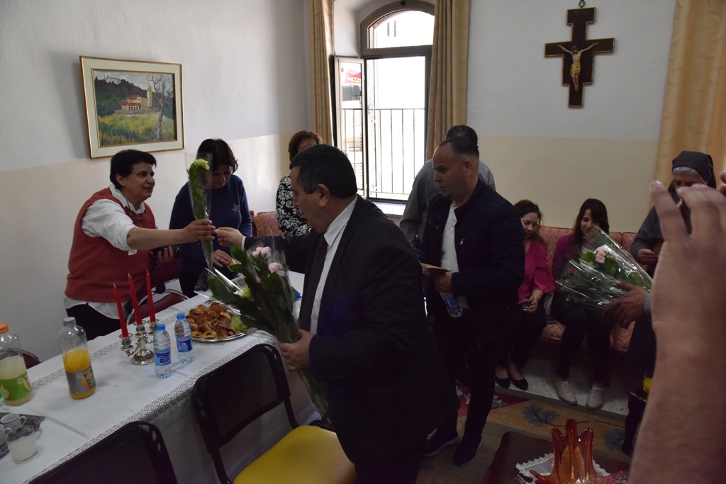 بمناسبة عيد الأم بلدية بيت لحم وحركة فتح ومديرية التربية والتعليم يعايدون المعلمات في المدارس