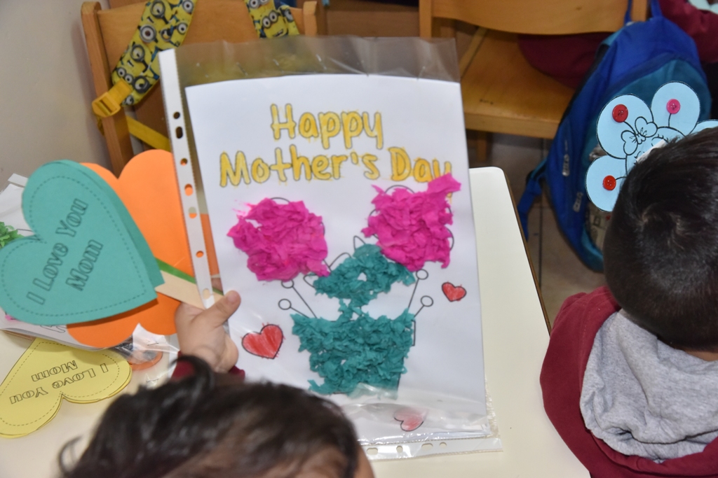 بمناسبة عيد الأم بلدية بيت لحم وحركة فتح ومديرية التربية والتعليم يعايدون المعلمات في المدارس