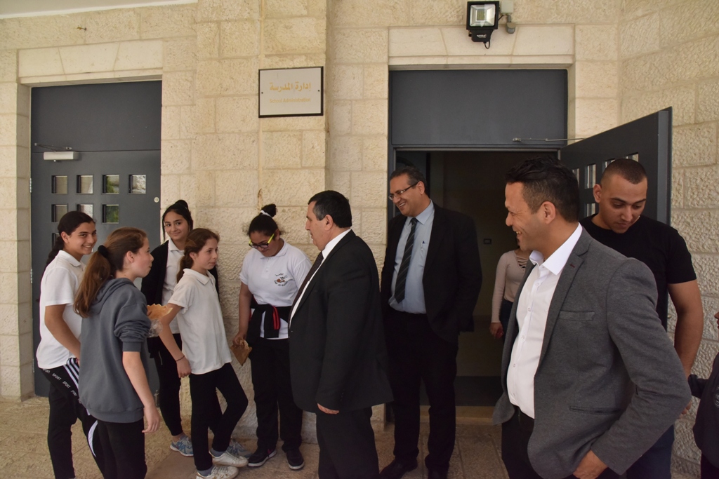 بمناسبة عيد الأم بلدية بيت لحم وحركة فتح ومديرية التربية والتعليم يعايدون المعلمات في المدارس