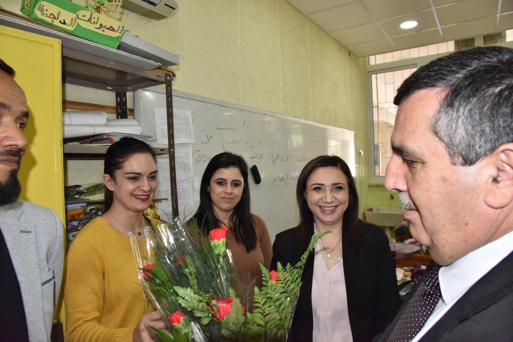 بمناسبة عيد الأم بلدية بيت لحم وحركة فتح ومديرية التربية والتعليم يعايدون المعلمات في المدارس