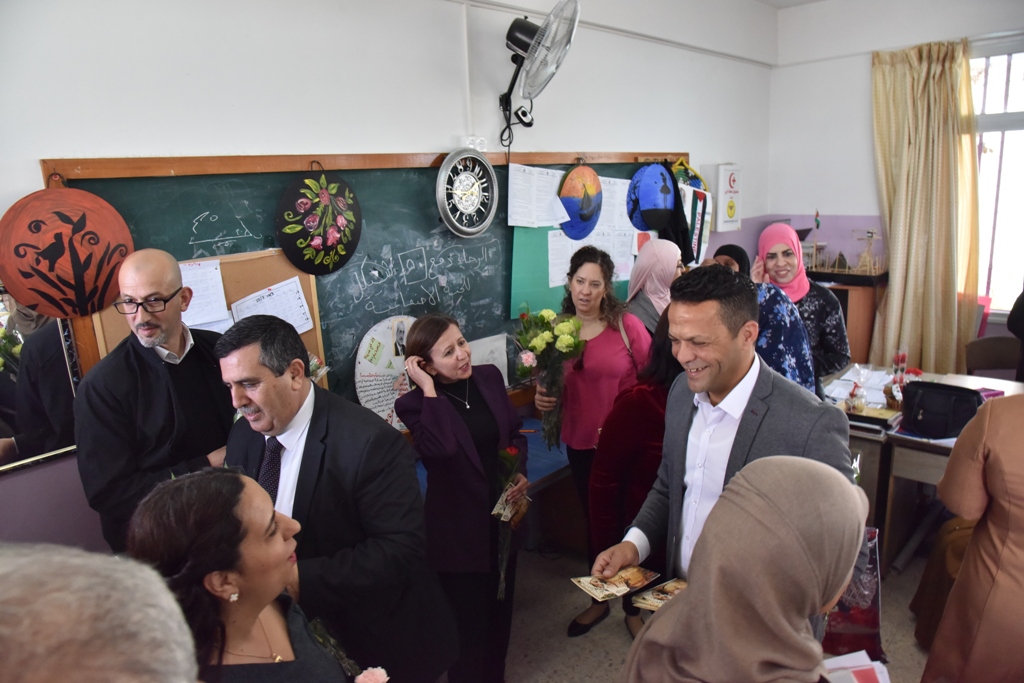 بمناسبة عيد الأم بلدية بيت لحم وحركة فتح ومديرية التربية والتعليم يعايدون المعلمات في المدارس