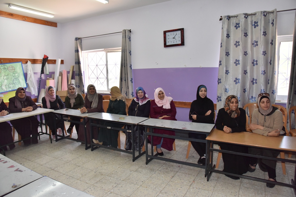 بمناسبة عيد الأم بلدية بيت لحم وحركة فتح ومديرية التربية والتعليم يعايدون المعلمات في المدارس