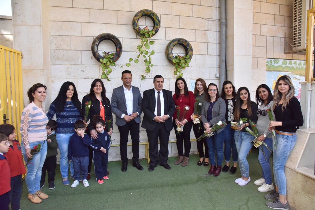 بمناسبة عيد الأم بلدية بيت لحم وحركة فتح ومديرية التربية والتعليم يعايدون المعلمات في المدارس