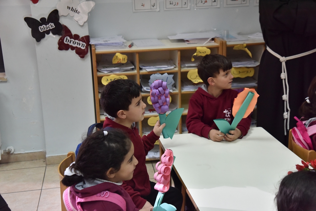 بمناسبة عيد الأم بلدية بيت لحم وحركة فتح ومديرية التربية والتعليم يعايدون المعلمات في المدارس