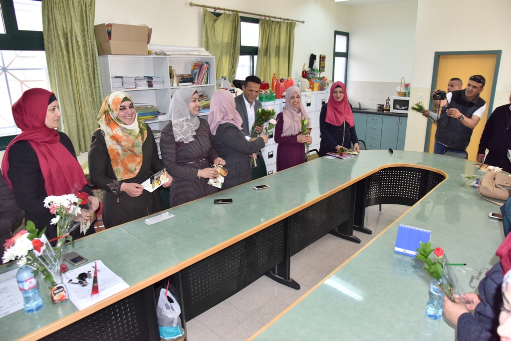 بمناسبة عيد الأم بلدية بيت لحم وحركة فتح ومديرية التربية والتعليم يعايدون المعلمات في المدارس