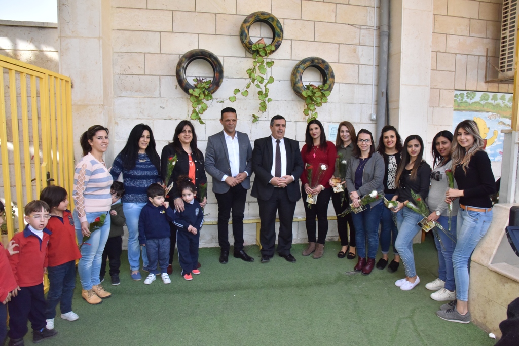 بمناسبة عيد الأم بلدية بيت لحم وحركة فتح ومديرية التربية والتعليم يعايدون المعلمات في المدارس