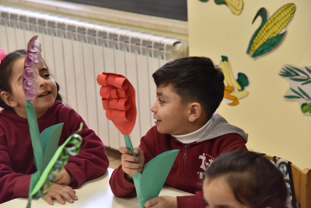 بمناسبة عيد الأم بلدية بيت لحم وحركة فتح ومديرية التربية والتعليم يعايدون المعلمات في المدارس