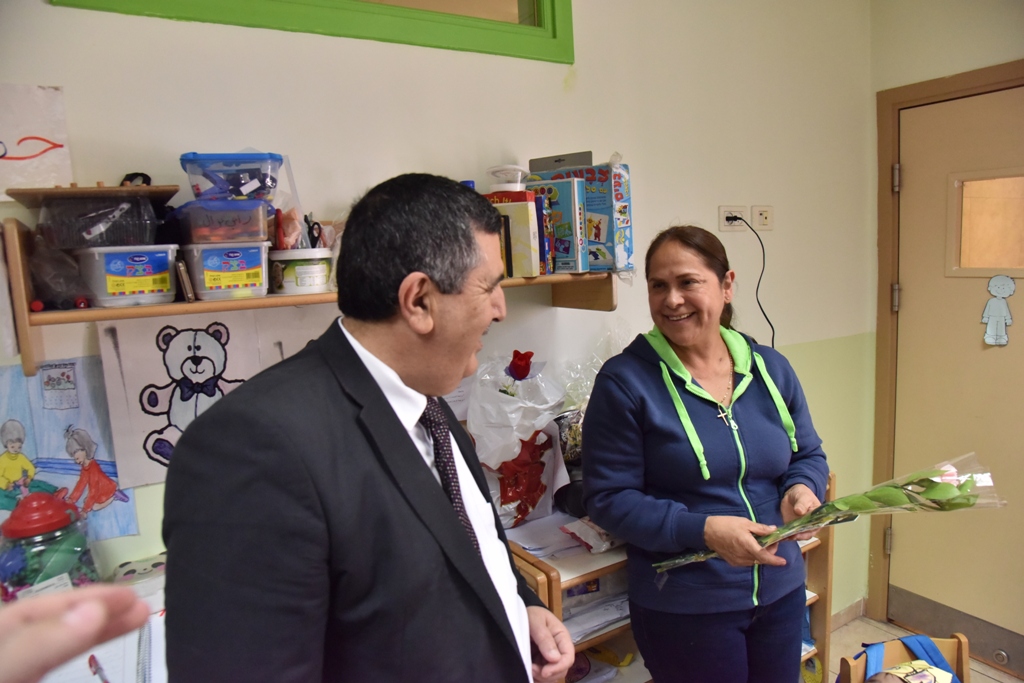 بمناسبة عيد الأم بلدية بيت لحم وحركة فتح ومديرية التربية والتعليم يعايدون المعلمات في المدارس