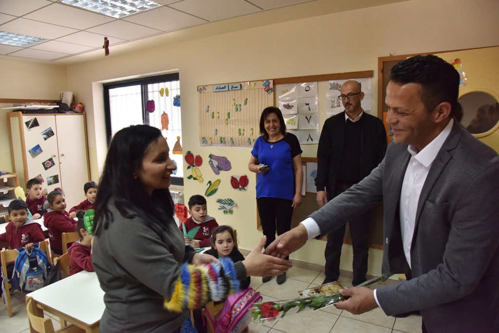 بمناسبة عيد الأم بلدية بيت لحم وحركة فتح ومديرية التربية والتعليم يعايدون المعلمات في المدارس