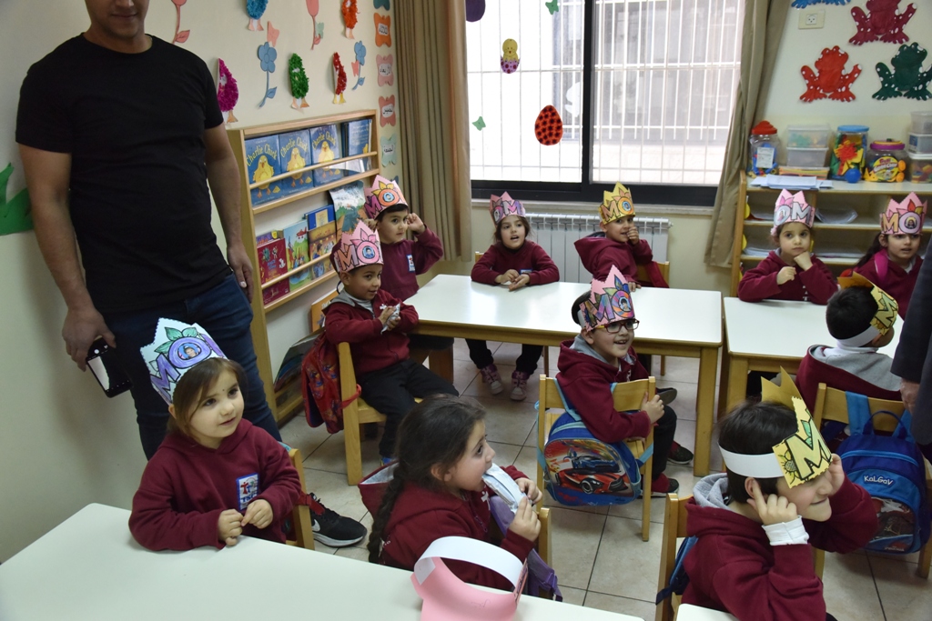 بمناسبة عيد الأم بلدية بيت لحم وحركة فتح ومديرية التربية والتعليم يعايدون المعلمات في المدارس