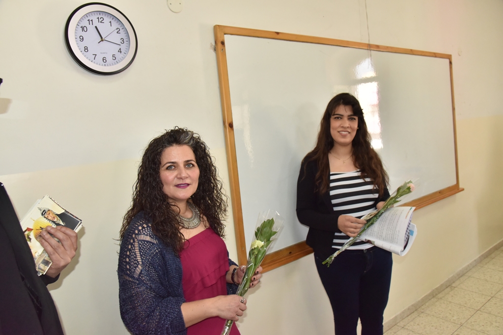 بمناسبة عيد الأم بلدية بيت لحم وحركة فتح ومديرية التربية والتعليم يعايدون المعلمات في المدارس