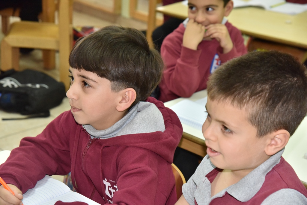 بمناسبة عيد الأم بلدية بيت لحم وحركة فتح ومديرية التربية والتعليم يعايدون المعلمات في المدارس