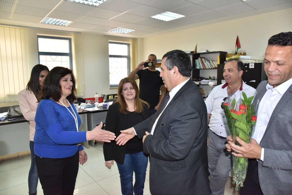 بمناسبة عيد الأم بلدية بيت لحم وحركة فتح ومديرية التربية والتعليم يعايدون المعلمات في المدارس