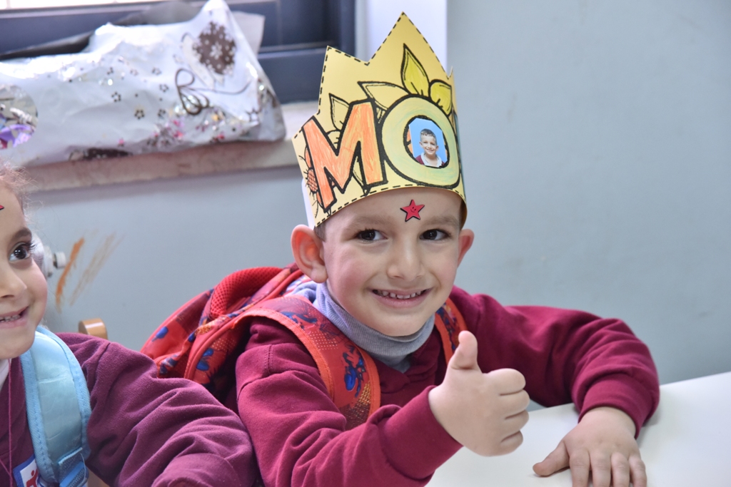 بمناسبة عيد الأم بلدية بيت لحم وحركة فتح ومديرية التربية والتعليم يعايدون المعلمات في المدارس