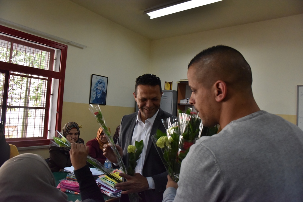 بمناسبة عيد الأم بلدية بيت لحم وحركة فتح ومديرية التربية والتعليم يعايدون المعلمات في المدارس