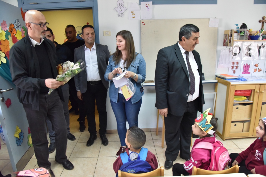 بمناسبة عيد الأم بلدية بيت لحم وحركة فتح ومديرية التربية والتعليم يعايدون المعلمات في المدارس