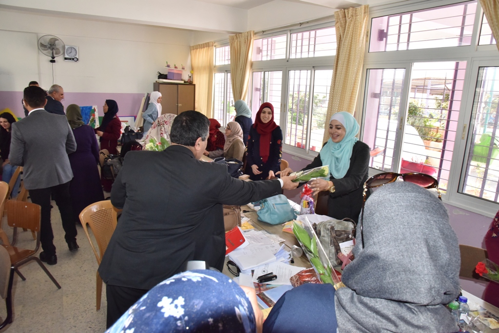 بمناسبة عيد الأم بلدية بيت لحم وحركة فتح ومديرية التربية والتعليم يعايدون المعلمات في المدارس