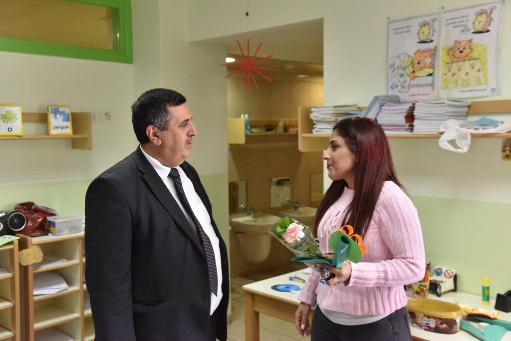 بمناسبة عيد الأم بلدية بيت لحم وحركة فتح ومديرية التربية والتعليم يعايدون المعلمات في المدارس