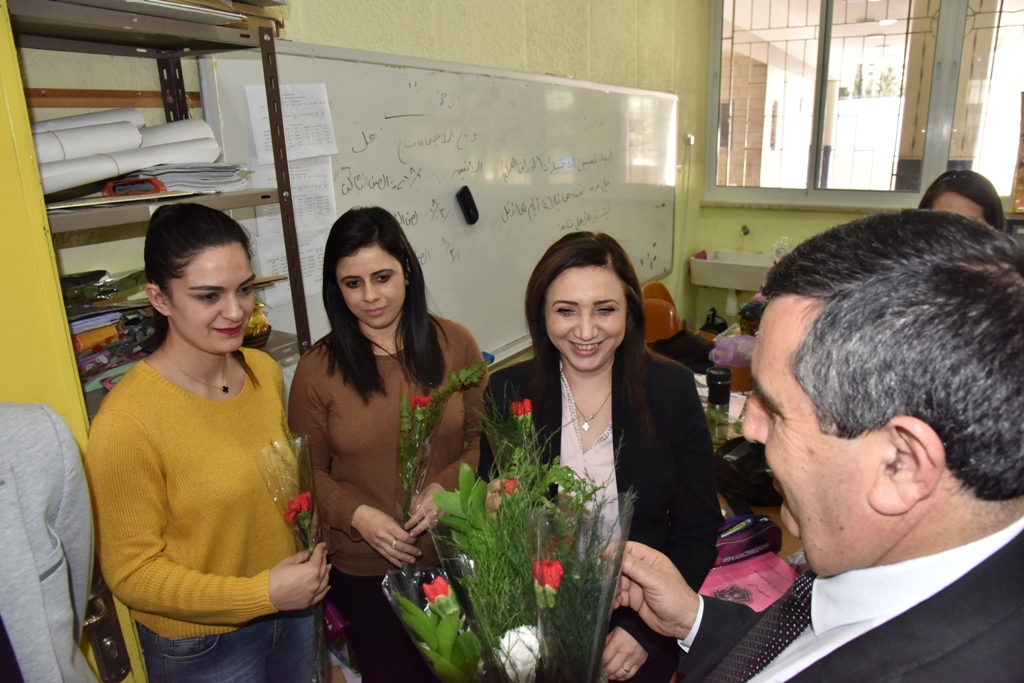 بمناسبة عيد الأم بلدية بيت لحم وحركة فتح ومديرية التربية والتعليم يعايدون المعلمات في المدارس