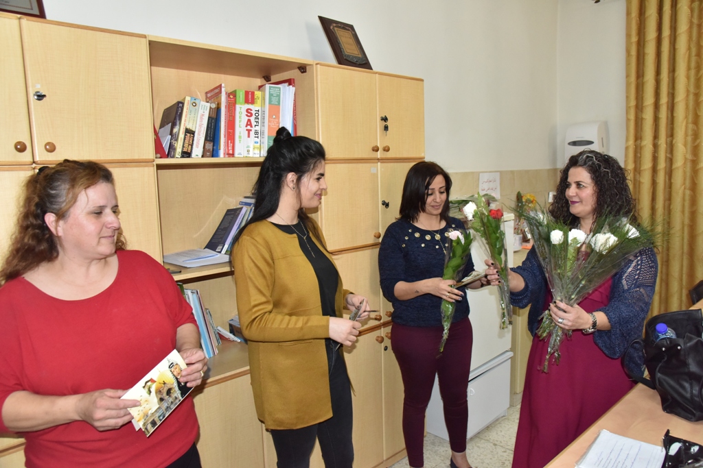 بمناسبة عيد الأم بلدية بيت لحم وحركة فتح ومديرية التربية والتعليم يعايدون المعلمات في المدارس