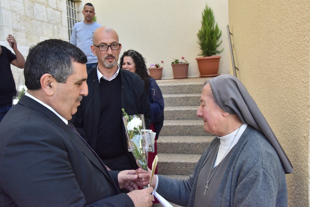 بمناسبة عيد الأم بلدية بيت لحم وحركة فتح ومديرية التربية والتعليم يعايدون المعلمات في المدارس