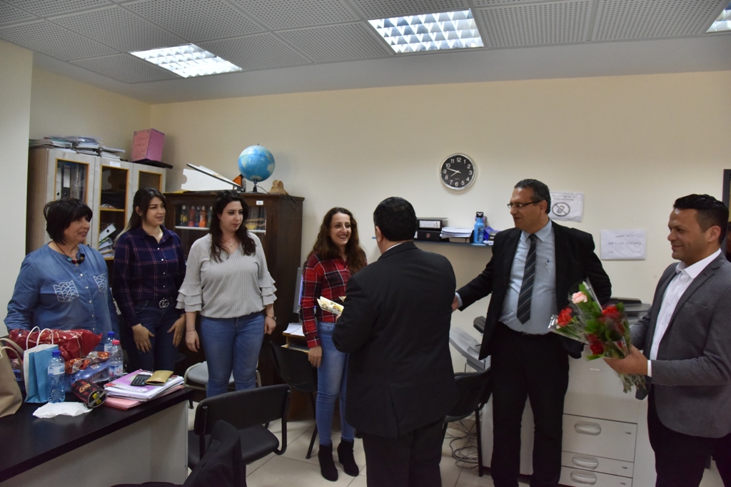 بمناسبة عيد الأم بلدية بيت لحم وحركة فتح ومديرية التربية والتعليم يعايدون المعلمات في المدارس