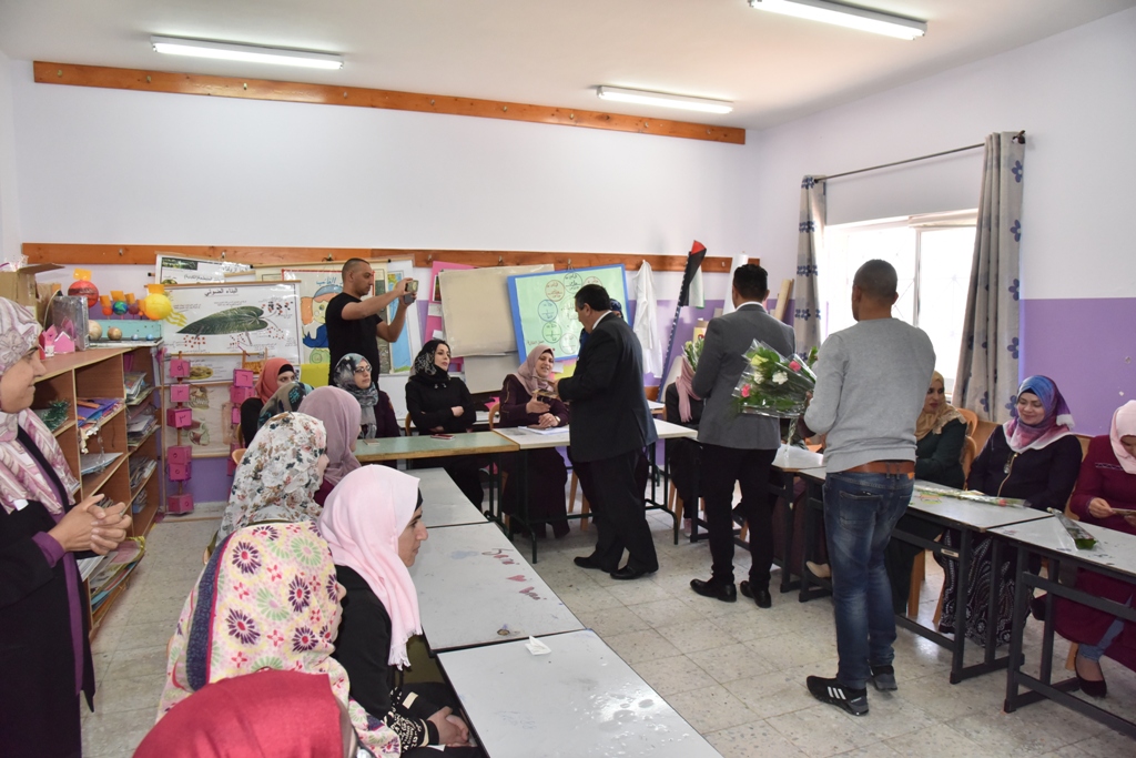 بمناسبة عيد الأم بلدية بيت لحم وحركة فتح ومديرية التربية والتعليم يعايدون المعلمات في المدارس