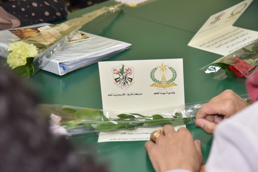 بمناسبة عيد الأم بلدية بيت لحم وحركة فتح ومديرية التربية والتعليم يعايدون المعلمات في المدارس