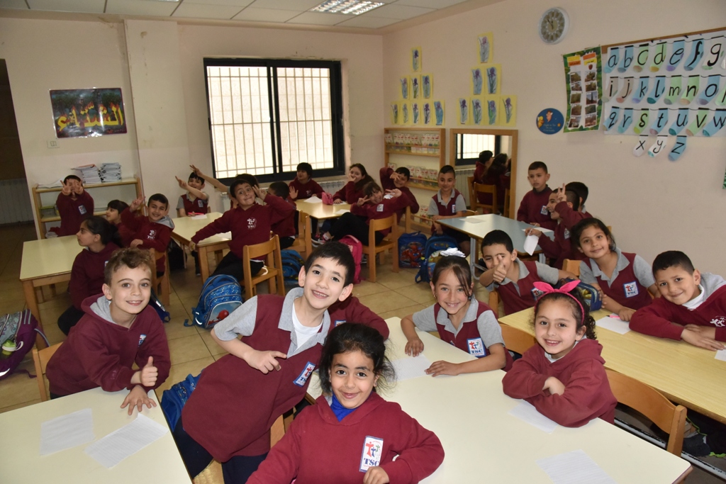 بمناسبة عيد الأم بلدية بيت لحم وحركة فتح ومديرية التربية والتعليم يعايدون المعلمات في المدارس