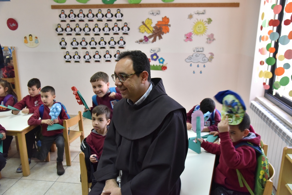 بمناسبة عيد الأم بلدية بيت لحم وحركة فتح ومديرية التربية والتعليم يعايدون المعلمات في المدارس