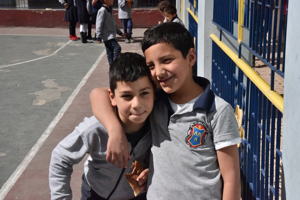 بمناسبة عيد الأم بلدية بيت لحم وحركة فتح ومديرية التربية والتعليم يعايدون المعلمات في المدارس