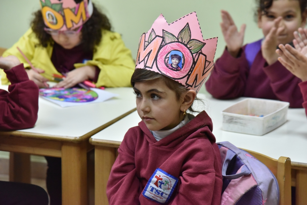 بمناسبة عيد الأم بلدية بيت لحم وحركة فتح ومديرية التربية والتعليم يعايدون المعلمات في المدارس