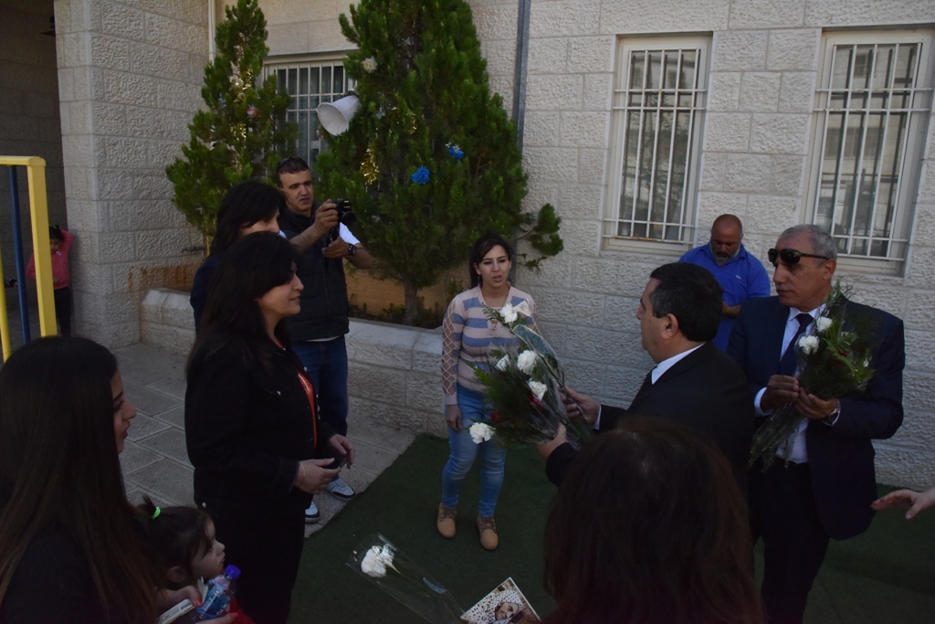 بمناسبة عيد الأم بلدية بيت لحم وحركة فتح ومديرية التربية والتعليم يعايدون المعلمات في المدارس