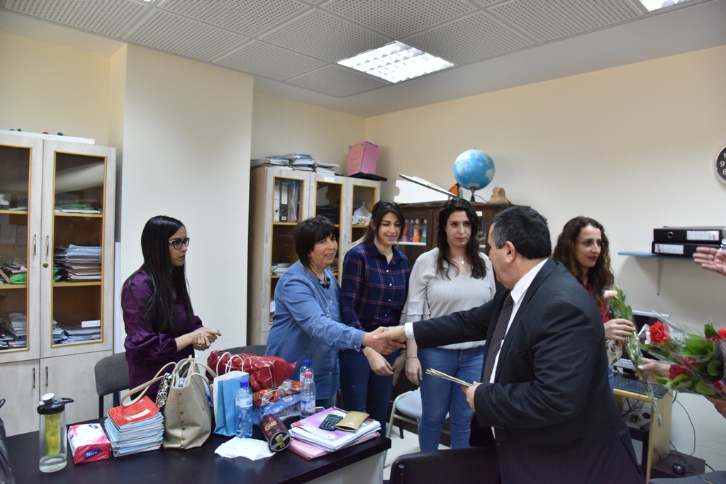بمناسبة عيد الأم بلدية بيت لحم وحركة فتح ومديرية التربية والتعليم يعايدون المعلمات في المدارس
