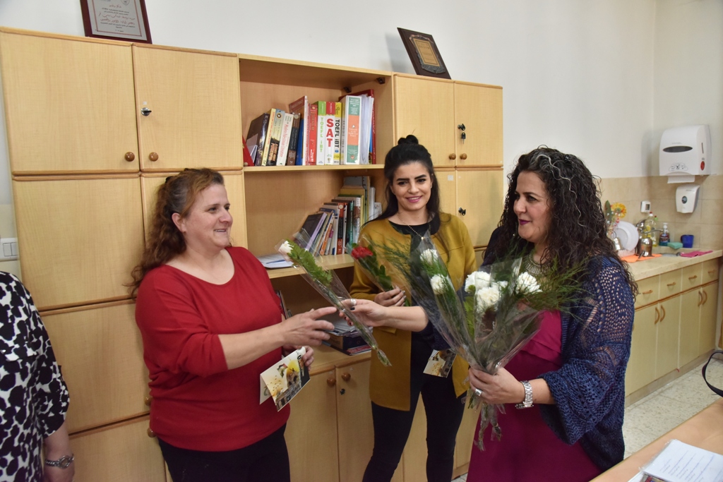 بمناسبة عيد الأم بلدية بيت لحم وحركة فتح ومديرية التربية والتعليم يعايدون المعلمات في المدارس