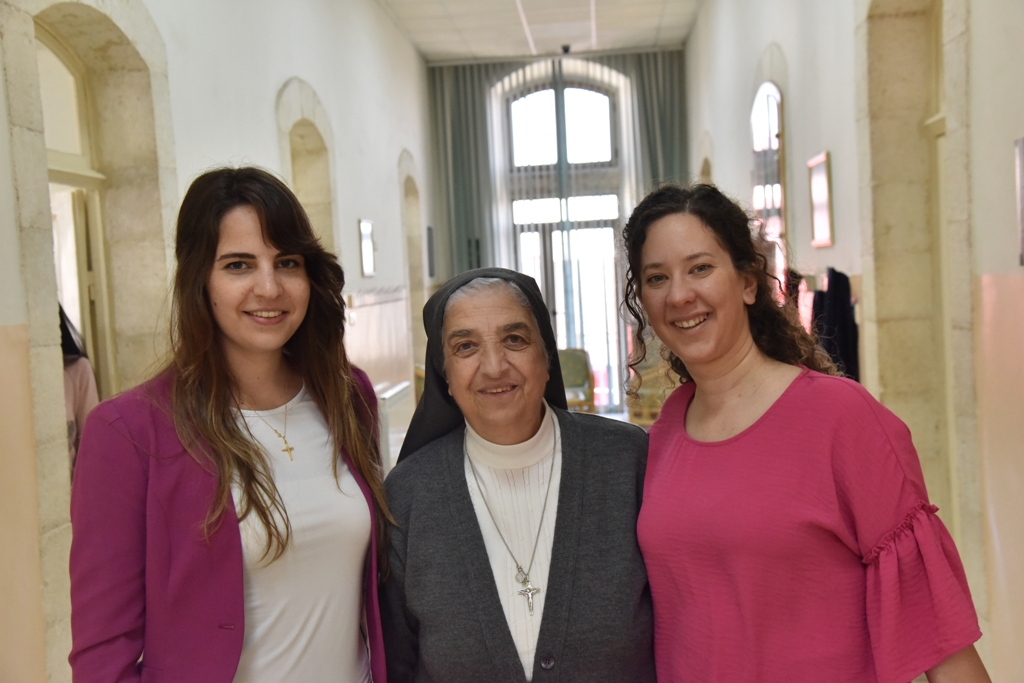 بمناسبة عيد الأم بلدية بيت لحم وحركة فتح ومديرية التربية والتعليم يعايدون المعلمات في المدارس