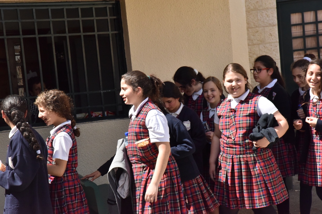 بمناسبة عيد الأم بلدية بيت لحم وحركة فتح ومديرية التربية والتعليم يعايدون المعلمات في المدارس