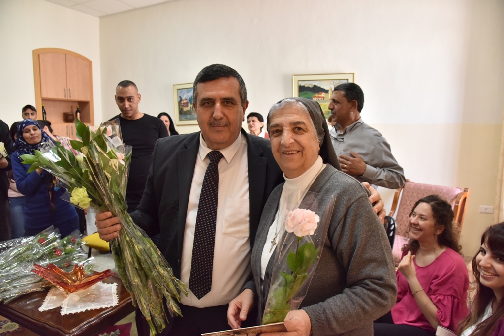 بمناسبة عيد الأم بلدية بيت لحم وحركة فتح ومديرية التربية والتعليم يعايدون المعلمات في المدارس